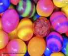 Farklı renkler ve tasarımlar kullanarak renkli Paskalya yumurtaları